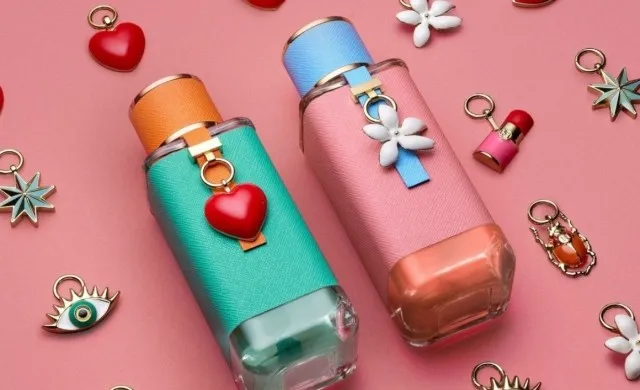 Perfumes femeninos inspirados en Carolina Herrra sobre fondo rosa - NAMU