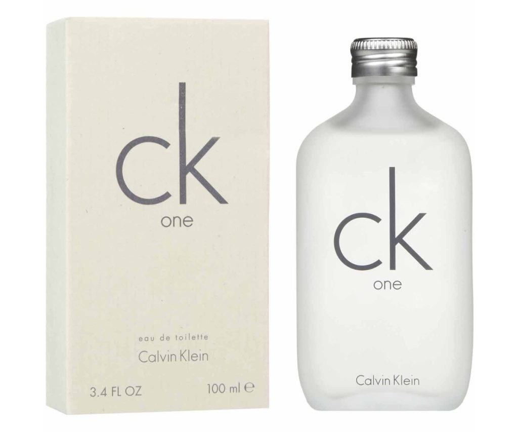 Frasco de perfume de vidrio Calvin Klein junto a su caja blanca con diseño minimalista.