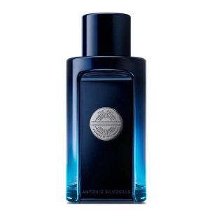 Frasco de vidrio rectangular, con tonalidades en azul oscuro remarcando que refiere a una fragancia masculina.